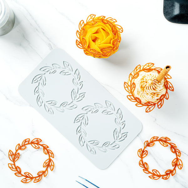 Restaurantware Pastry Tek Gray Silicone Spring Leaf Halo Fondant Impression Mat - 1 Count Box