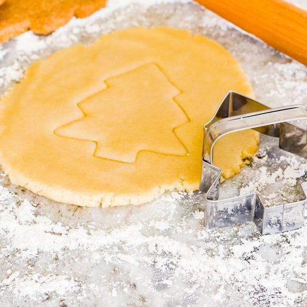 Restaurantware Pastry Tek Metal Christmas Tree Cookie Cutter With Handle 3.7 Inch 1 Count Box