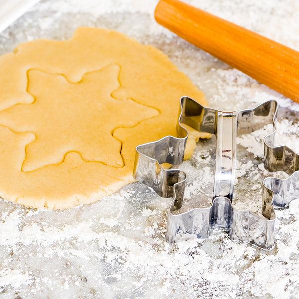 Restaurantware Pastry Tek Metal Poinsettia Snowflake Cookie Cutter With Handle 4.5 Inch 1 Count Box