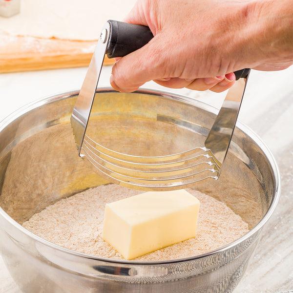 Restaurantware Pastry Tek Stainless Steel Pastry Cutter And Dough Blender - With Black Plastic Handle - 4 3/4" X 4" X 1 3/4" - 1 Count Box