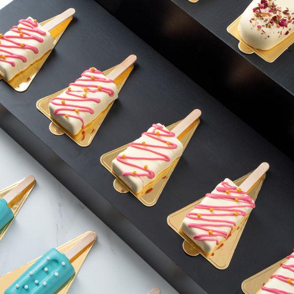 Restaurantware Pastry Tek Triangle Gold Paper SturdyServe Base - 3" X 4 3/4" - 200 Count Box