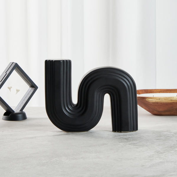 Restaurantware Table Art Black Ceramic S-Shaped Vase - 7 1/4'' X 2'' X 6'' - 1 Count Box