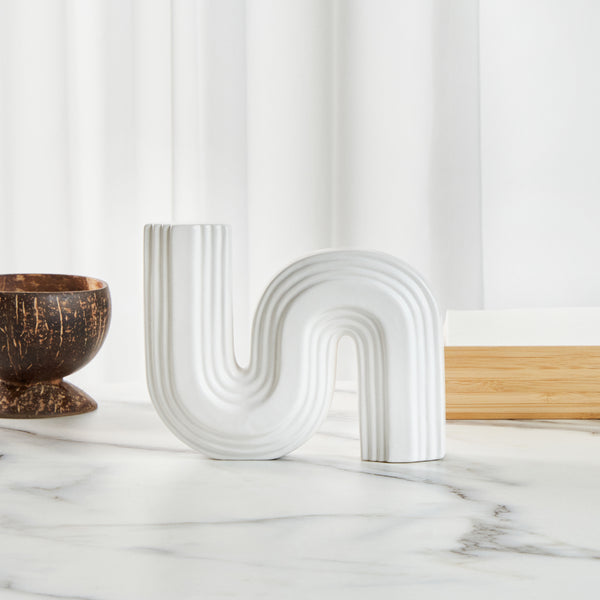 Restaurantware Table Art White Ceramic S-Shaped Vase - 7 1/4'' X 2'' X 6'' - 1 Count Box
