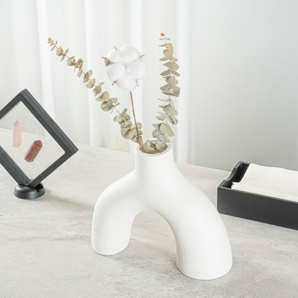Restaurantware Table Art White Ceramic Soft Arch Vase - 9'' X 3 1/4'' X 8'' - 1 Count Box