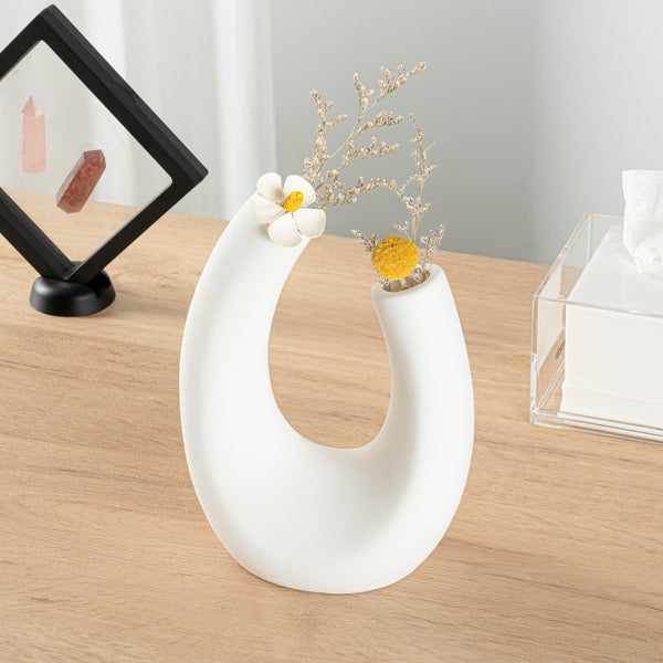 Restaurantware Table Art White Ceramic U-Shaped Vase - 6 1/2'' X 3'' X 8 3/4'' - 1 Count Box
