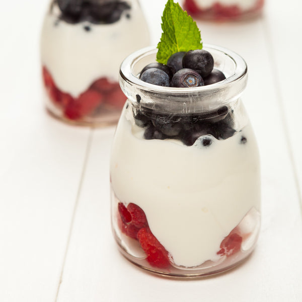 Restaurantware Vetri 5 Oz Round Nostalgic Milk And Yogurt Glass - With Plastic Lid - 2 1/2" X 2 1/2" X 3 1/4" - 100 Count Box