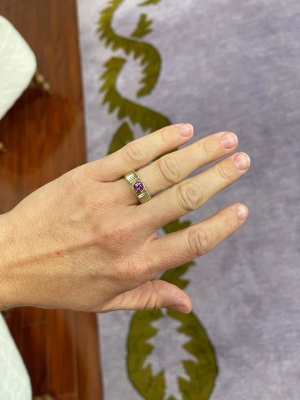 Retrouvai 1.06ct Round Pink Sapphire Pleated Solitaire Band