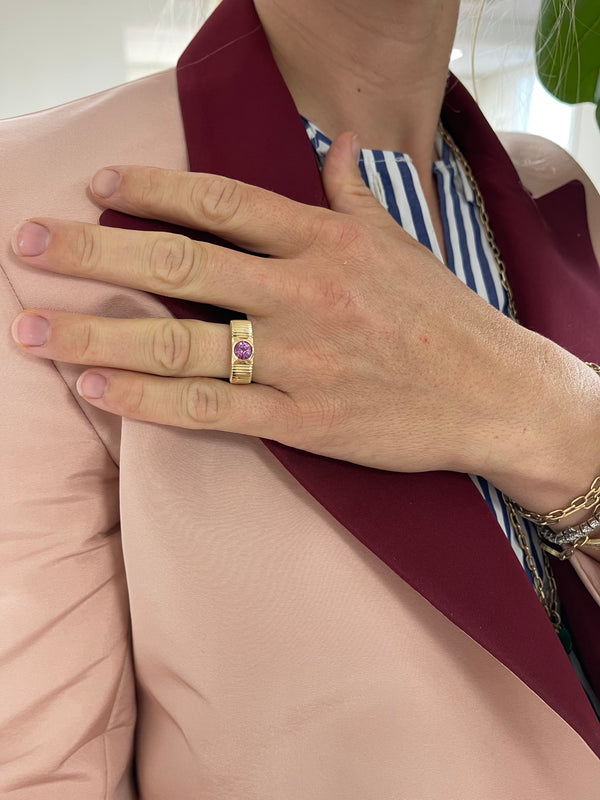 Retrouvai 1.06ct Round Pink Sapphire Pleated Solitaire Band