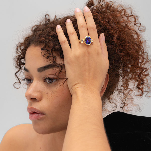 Retrouvai 8.27ct Oval Tanzanite Center And 0.77ct Oval Diamond Side Stones Heirloom Bubble Ring