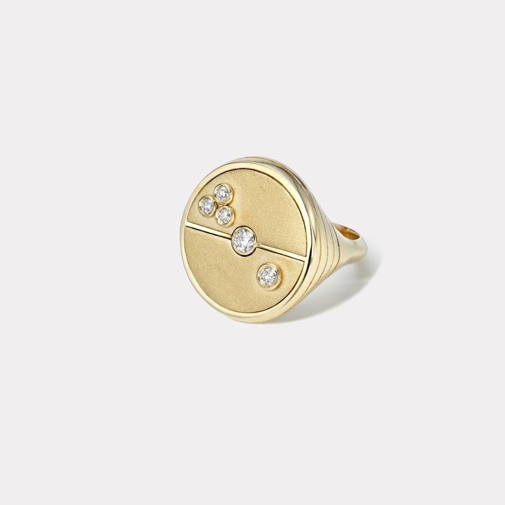 retrouvai Compass Ring with Sandblasted Gold and Diamonds
