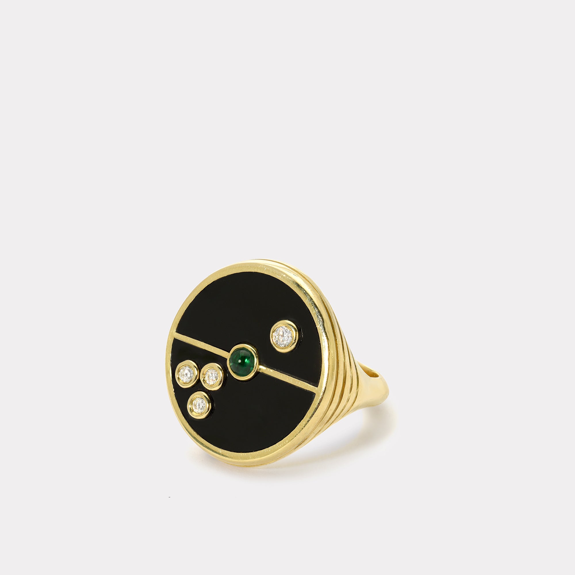 retrouvai Compass Ring with Black Onyx and Emerald