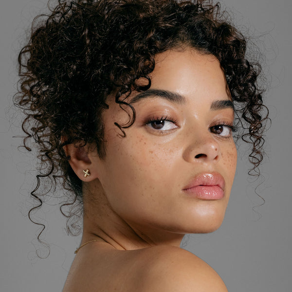 Retrouvai Mini All Gold XO Stud Earrings