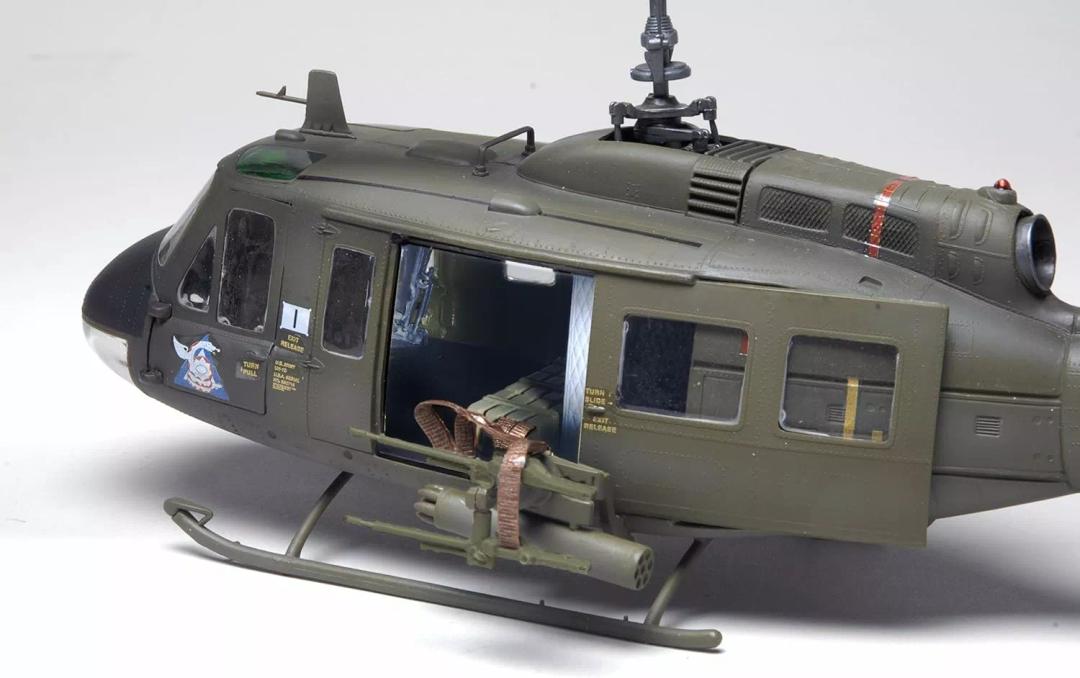 Revell UH-1D HUEY GUNSHIP