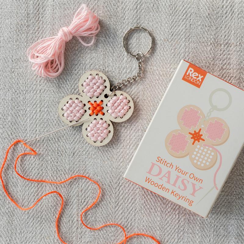 rex london Stitch your own wooden keyring - Daisy
