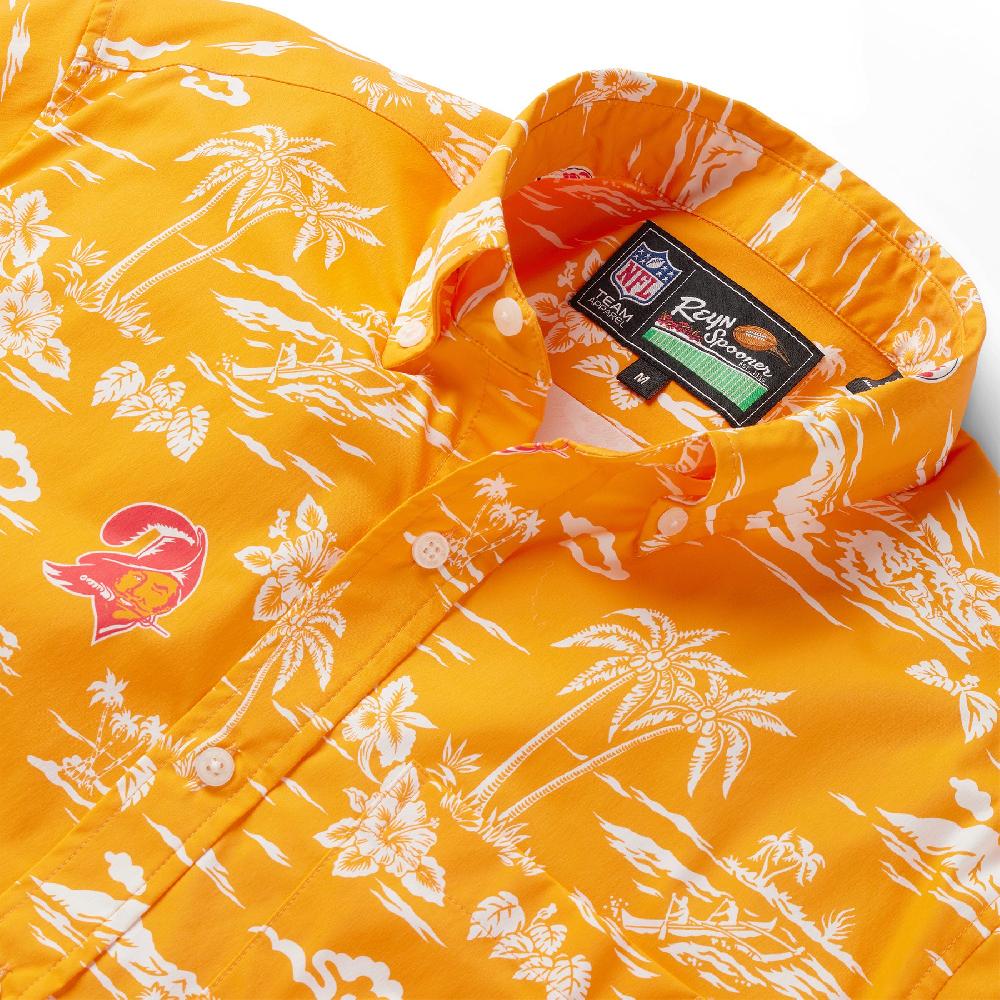 Reyn Spooner TAMPA BAY BUCCANEERS THROWBACK PERFORMANCE BUTTON FRONT