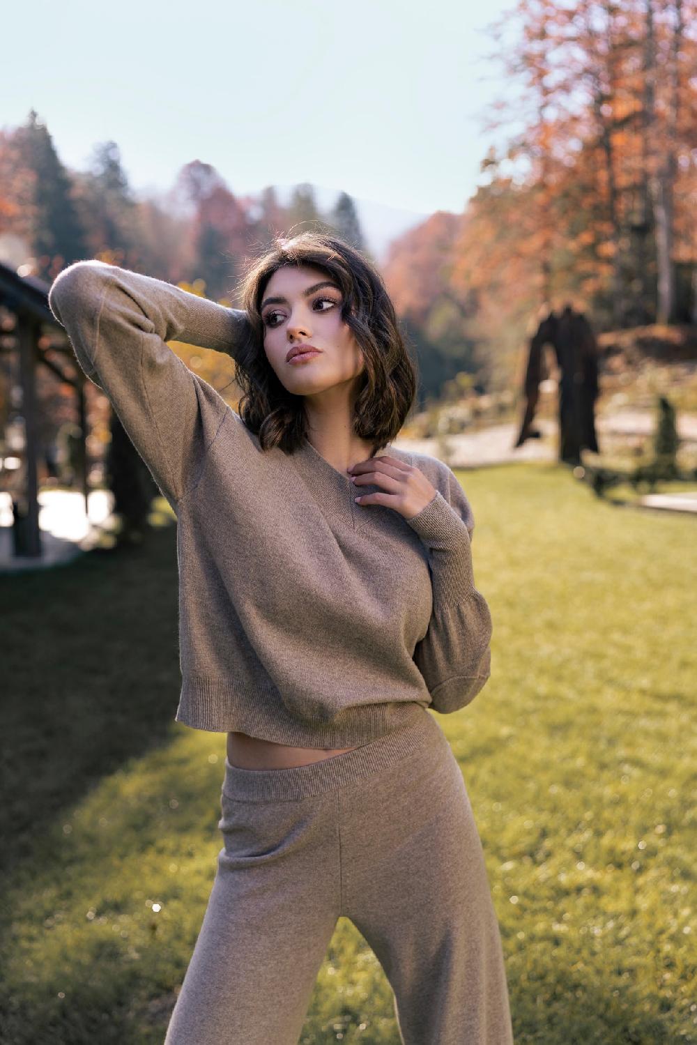 Rhea Costa Huda V-Neck Cashmere Sweater In Sesame