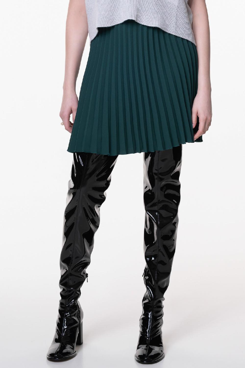 Rhea Costa Pleated Crepe Short Skirt In Emerald