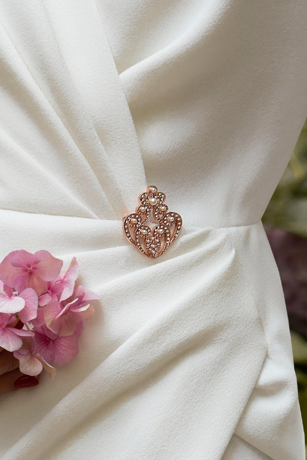 Rhea Costa The Crown Brooch - Rose-Gold With Pearls
