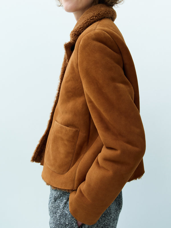 Rika Studios BOY SHORT SHEARLING JACKET / TOBACCO