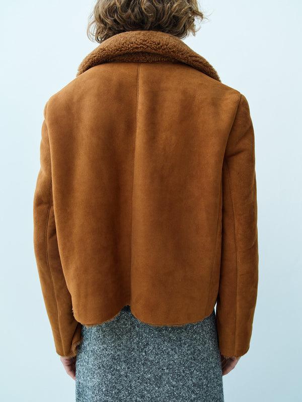 Rika Studios BOY SHORT SHEARLING JACKET / TOBACCO