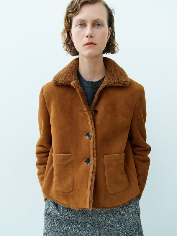 rika studios BOY SHORT SHEARLING JACKET / TOBACCO