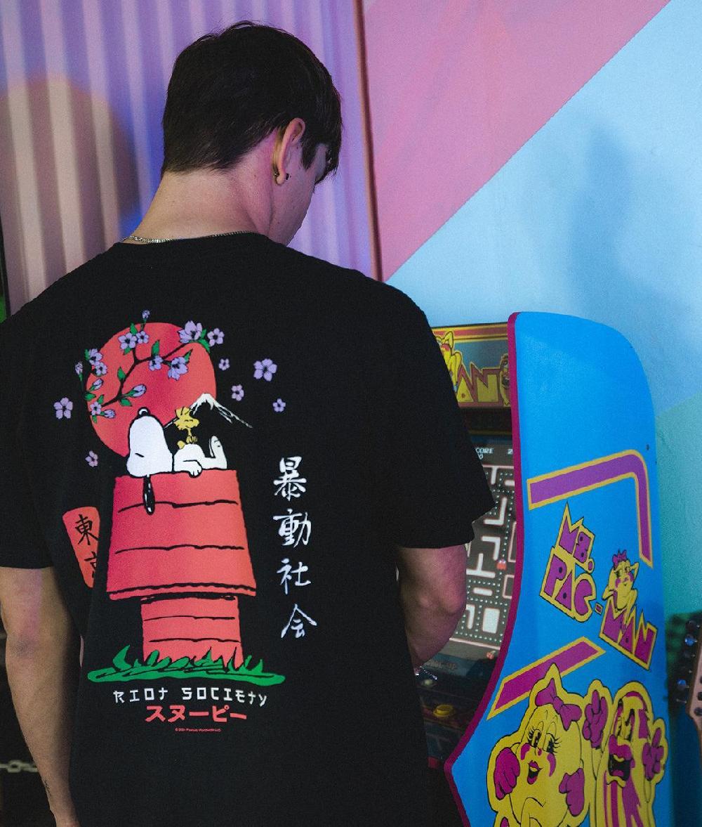 Riot Society Peanuts Snoopy Doghouse Japan Mens T-Shirt