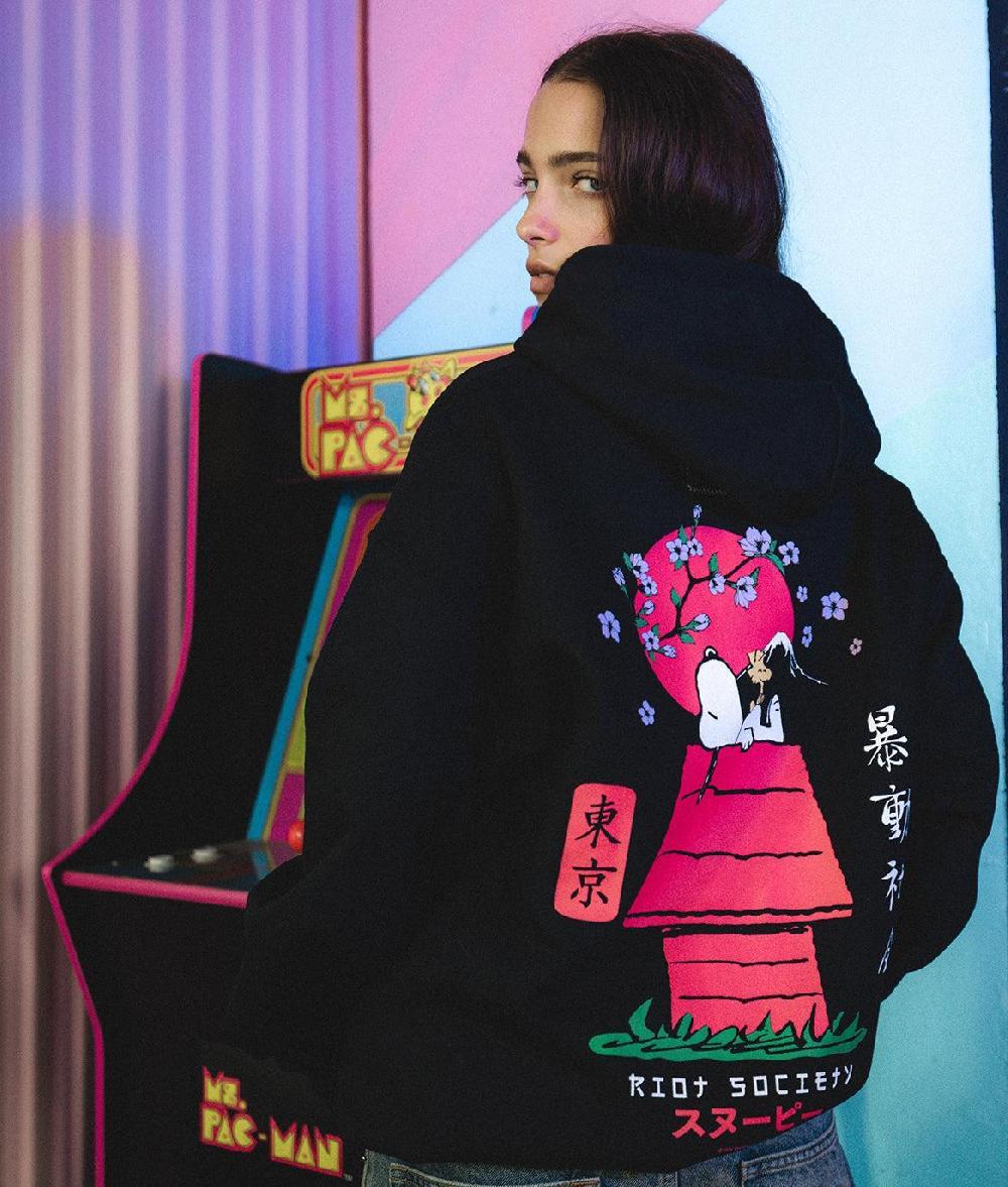 Riot Society Peanuts Snoopy Doghouse Japan Womens Hoodie