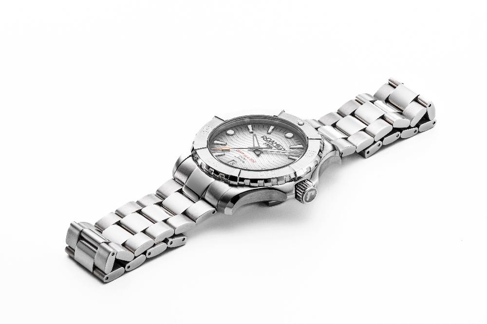 Roamer Deep Sea 200 43 Mm Quartz Three-Hand Date Silver Dial Silver Bracelet Sapphire Glass Stainless Steel Swiss Watch