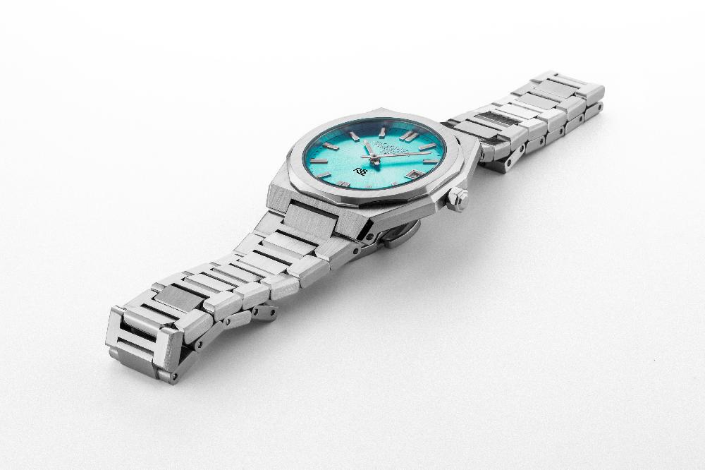 Roamer R8 Ladies 32.5mm Quartz Two-Hand Date Light Blue Sunray Dial Silver Bracelet Sapphire Glass Stainless Steel Swiss Watch