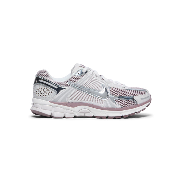 s.b. concept Nike Womens Zoom Vomero 5 Vast grey · Metallic silver