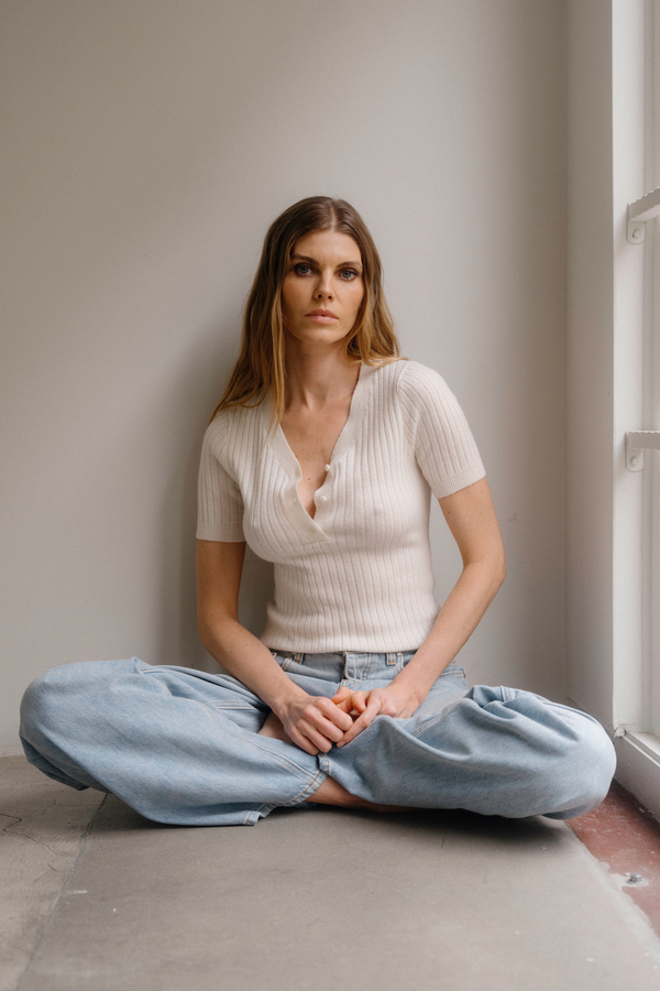 Sablyn KENNEDY V-NECK CASHMERE HENLEY SHORT SLEEVE | GARDENIA