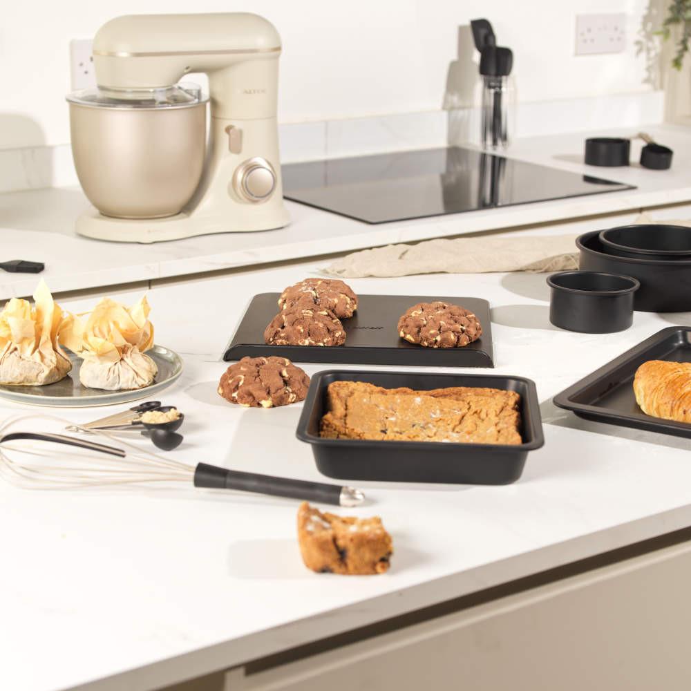 Salter Bakes 23cm Square Pan