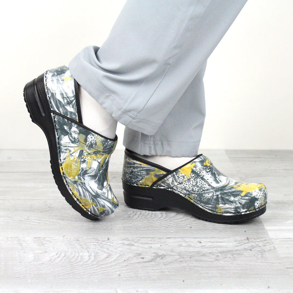 Sanita Flyway Women's Clog In Yellow Grey