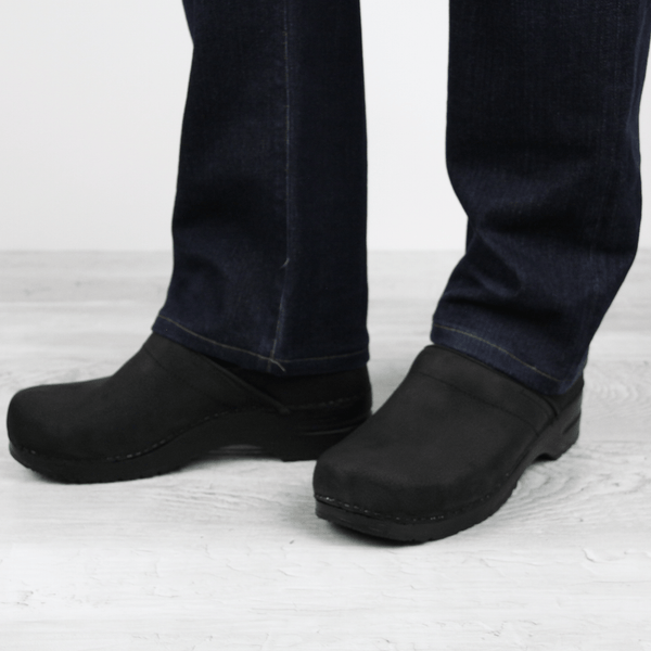Sanita Pro. Textured Oil Men's Clog In Black Narrow