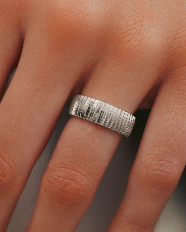 sarah & sebastian Bold Scale Ring