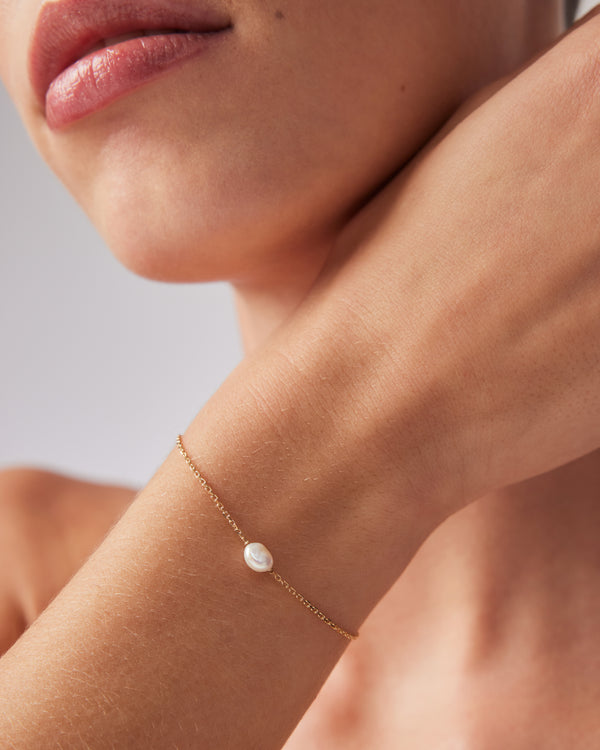 sarah & sebastian The Pearl Birthstone Bracelet