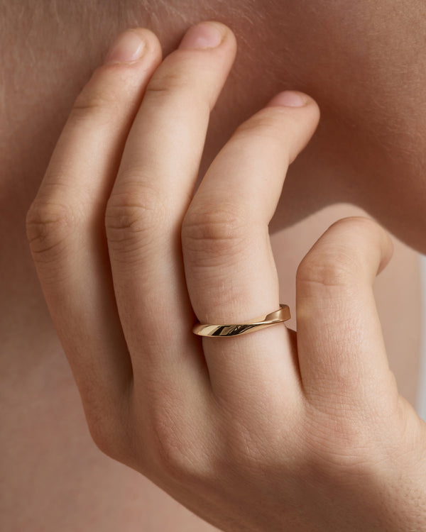 sarah & sebastian Twisted Pipi Ring