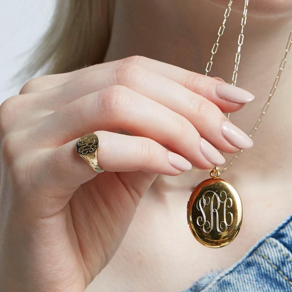 Sarah Chole CHARLI LARGE OVAL ENGRAVED FAMILY LOCKET - STACKED NAMES