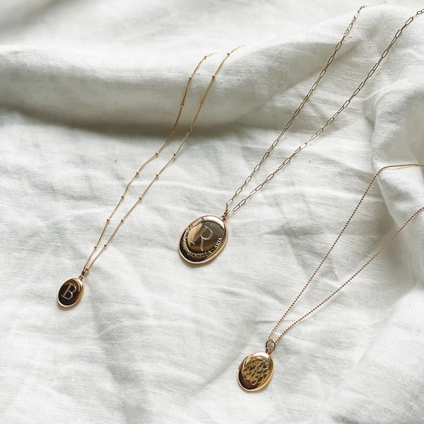 Sarah Chole CHARLI MEDIUM OVAL ENGRAVED LOCKET