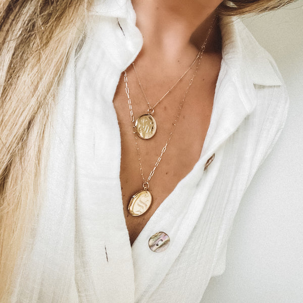 Sarah Chole CHARLI MEDIUM ROUND ENGRAVED LOCKET