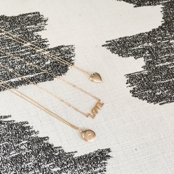 Sarah Chole CHARLI SMALL HEART ENGRAVED LOCKET