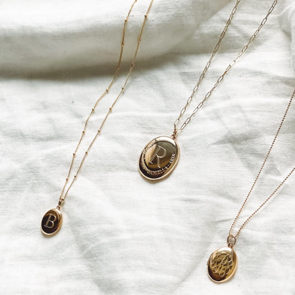 Sarah Chole CHARLI SMALL OVAL ENGRAVED LOCKET