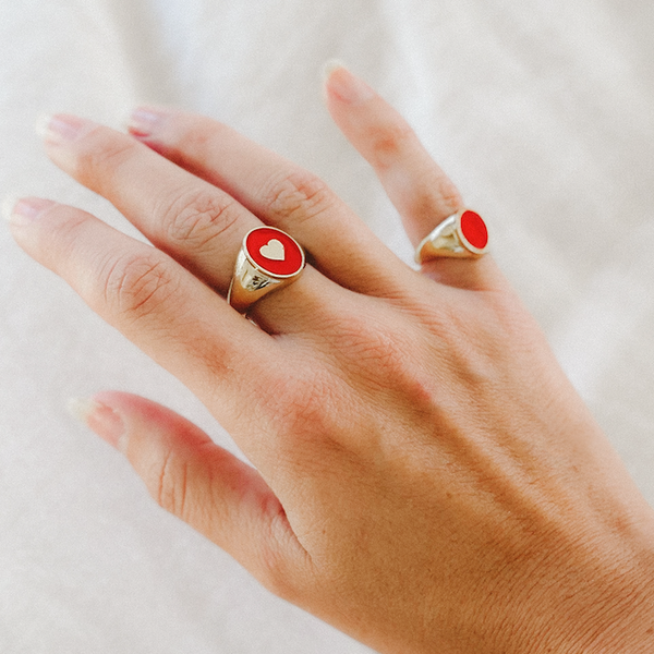 Sarah Chole IVY ENAMEL HEART ACCENT SIGNET RING