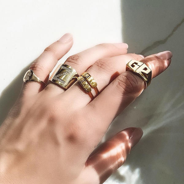 Sarah Chole KENT INITIAL SIGNET RING