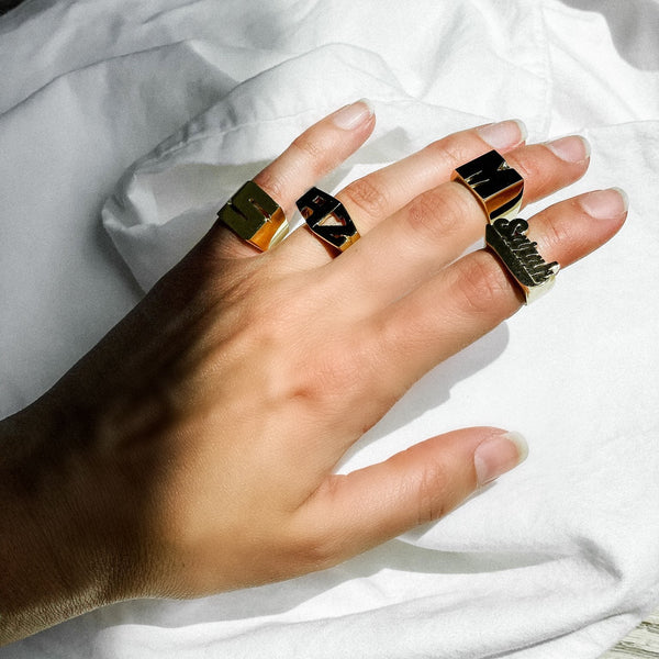 Sarah Chole KENTIAN SIGNET RING - SINGLE INITIAL