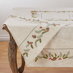 Saro Lifestyle 1851 Embroidered Pinecone And Holly Tablecloth