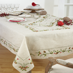 Saro Lifestyle 1851 Embroidered Pinecone And Holly Tablecloth