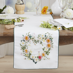 Saro Lifestyle 2038 Embroidered Floral Heart Runner