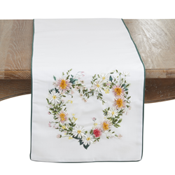 saro lifestyle 2038 Embroidered Floral Heart Runner