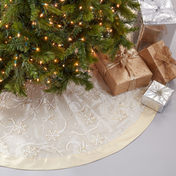 saro lifestyle XJ366 Printed Snowflake And Ribbon Tree Skirt